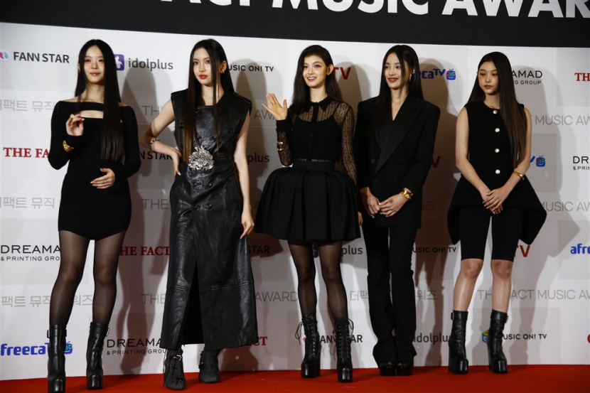 Anggota grup NewJeans berpose untuk media saat mereka tiba untuk '2022 The Fact Music Awards di taman Olimpiade di Seoul, Korea Selatan, 8 Oktober 2022. NewJeans Catatkan Rekor Dunia 1 Miliar Streaming, Kalahkan Jungkook dan Lisa Blackpink. Foto: EPA-EFE/JEON HEON-KYUN