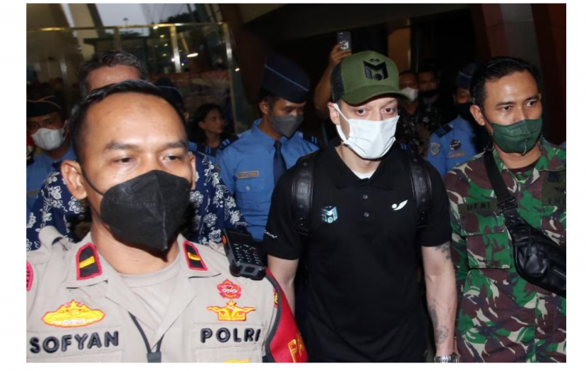 Mesut Ozil tiba di Bandara Soekarno Hatta, Tangerang, dikawal ketat/M Amin Madani Republika