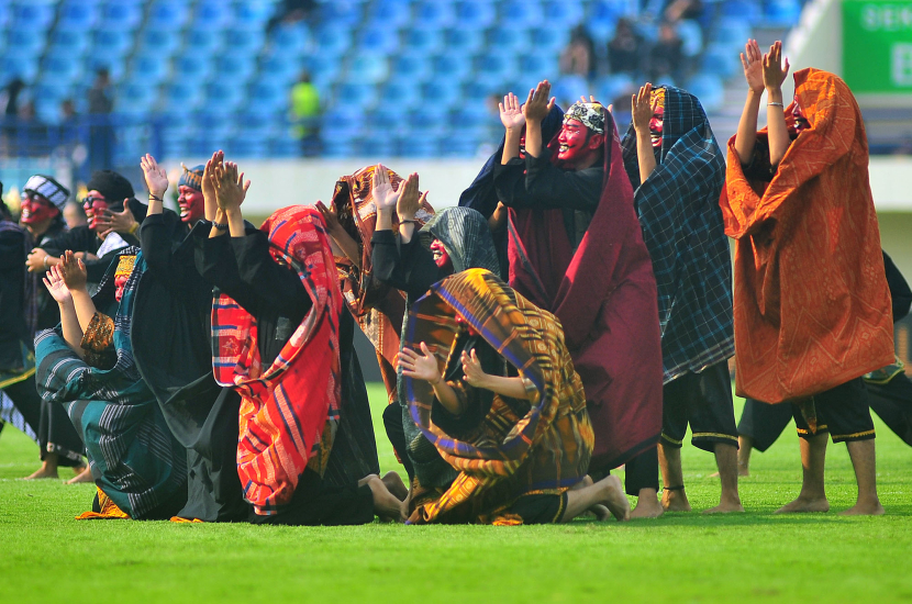 Penari karakter si Cepot memeriahkan upacara persemian Turnamen Piala Presiden 2024 di Stadion Si Jalak Harupat, Soreang, Kabupaten Bandung, Jumat (19/7/2024). (Foto: Yogi Ardhi/Republika Network) Nikon D3, Nikkor 300/2,8 ED MF