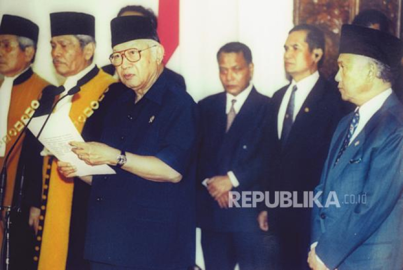 Momen Presiden Soeharto saat mengundurkan diri pada 21 Mei 1998. Tampak BJ Habibie berdiri di paling kanan. Foto: Antara Foto