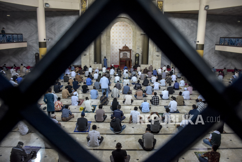 Jamah mendengarkan khutbah saat ibadah<a href=