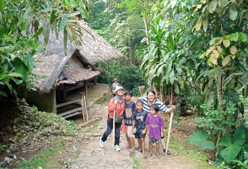 Tadya berfoto sejenak bersama anak-anak Baduy Luar yang bertemu di perjalanan.