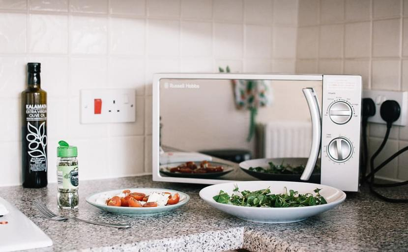 Microwave untuk memanaskan makanan hasil food preparation/ Foto: Republika