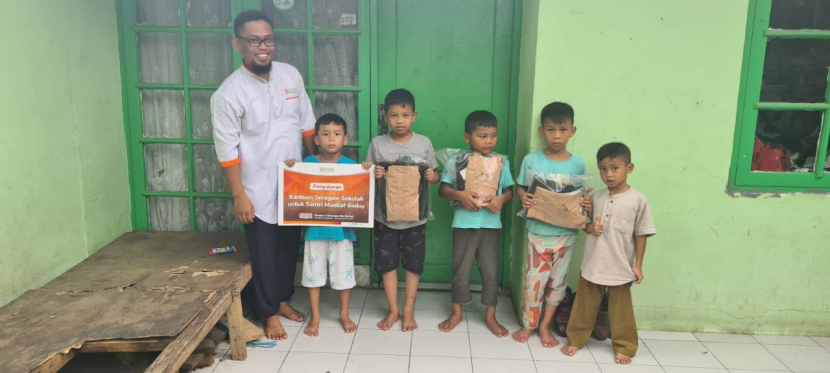 BMH menyalurkan bantuan seragam sekolah kepada anak-anak Suku Baduy, Lebak, Banten, Jumat (4/11/2022). (Foto: Dok BMH)