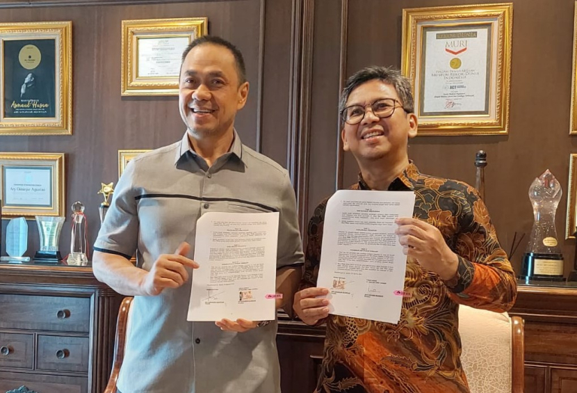 Founder ESQ Ary Ginanjar Agustian (kiri) dan Arys Hilman Nugraha, Direktur Pustaka Abdi Bangsa (Republika Penerbit) menunjukkan surat perjanjian kerja sama penerbitan buku ESQ New Version dan Biografi Founder ESQ yang berjudul Hamba Sang Maha Cahaya yang ditulis A. Fuadi, dan akan diterbitkan Republika Penerbit pada Rabu (30/08/2023) di Menara 165 ESQ, Jakarta.