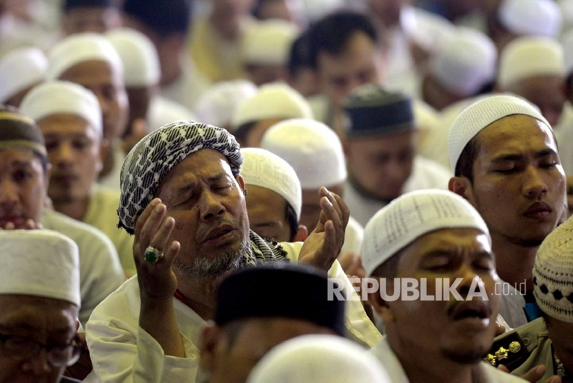 Berdoa. Ramadhan di depan mata, mari berdoa menyambut kedatangannya. Foto: Republika.