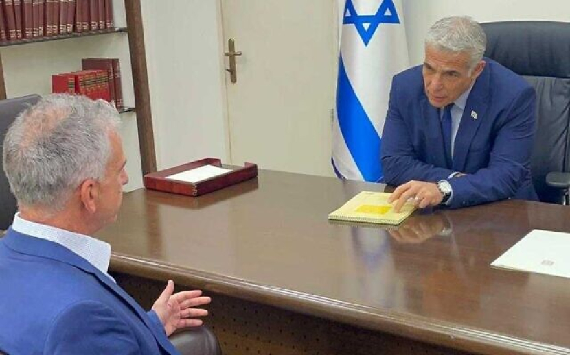 Perdana Menteri Yair Lapid bertemu dengan kepala Mossad David Barnea di Kementerian Pertahanan, Tel Aviv, 25 Agustus 2022. (Kantor Perdana Menteri Israel).