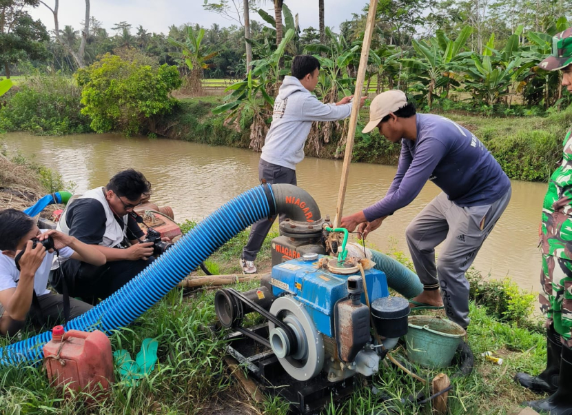 Pompanisasi untuk mengairi sawah dengan air sungai di Desa Nusadadi, Kecamatan Sumpiuh, Kabupaten Banyumas, Ahad (9/6/2024)