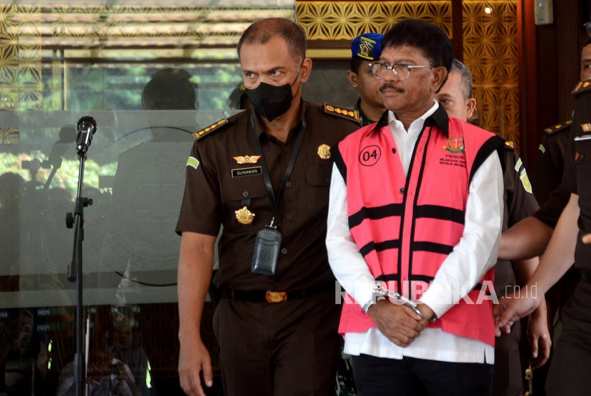 Menteri Komunikasi dan Informatika (Menkominfo) Johnny Gerard Plate resmi menjadi tersangka kasus dugaan korupsi proyek BTS BAKTI Kemenkominfo, Rabu (17/5/2023).