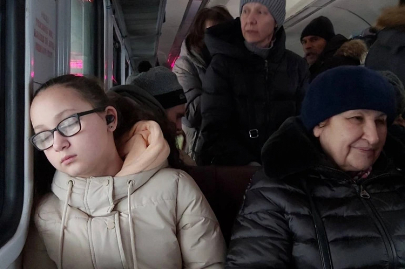 Putri dan ibu Zakhida di kereta dari Kyiv ke Lviv [Courtesy of Zakhida Adylova]