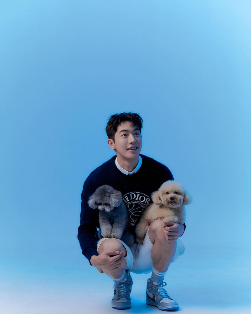 Nam Joo Hyuk saat berfoto dengan dua anjing kesayangannya.