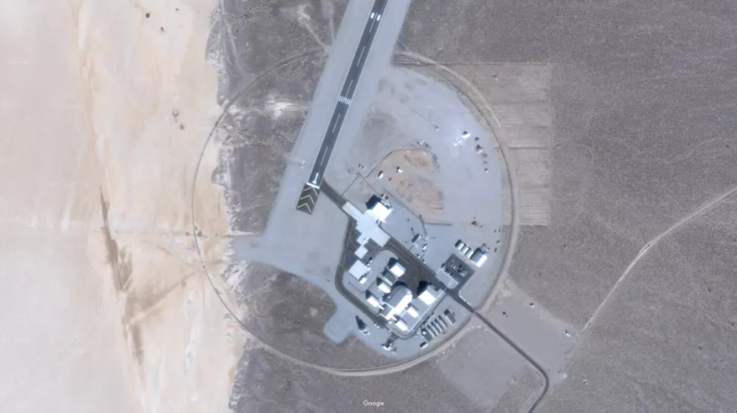  citra Google Earth mengungkap jalur pendaratan misterius sepanjang satu mil di Area 6 situs uji Yucca Flat, sekitar 19 km di timur laut Area 51. 
