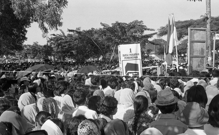 Antusias massa di kampanye PPP pada 1970-an.