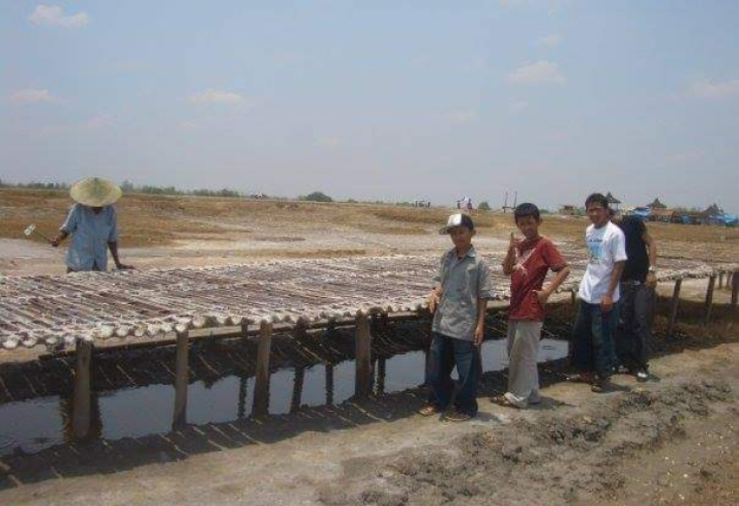 Produksi garam darat di Bleduk Kuwu, Kabupaten<a href=