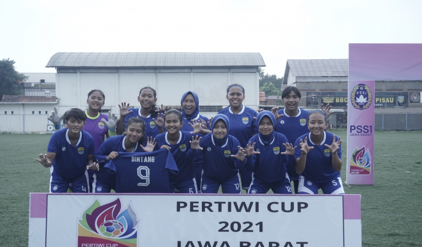 Skuad Persib Putri pada final Piala Pertiwi Jawa Barat di Lapangan Lodaya, Kota Bandung, Kamis (17/2/2022). Dok. Persib 