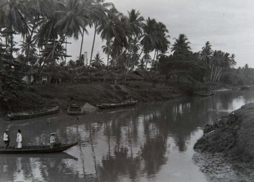 Mookervaart atau dikenal Kalideres. Sungai buatan yang dibangun selama tiga tahun ini untuk jalur lalu lintas perahu ini yang menghubungkan Tangerang dan Batavia. Foto: IST.