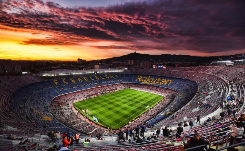 Stadion Camp Nou hanya terisi setengah saat Barcelona menjamu tim papan bawah Cadiz. (Twitter/@433)