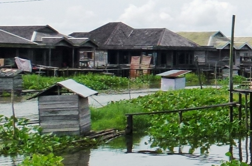 WC di sungai di Kalimantan Selatan dibuat di atas rangkaian batang bambu yang diikat. Biasanya, ada yang beratap ada pula yanag tidak (foto: priyantono oemar).