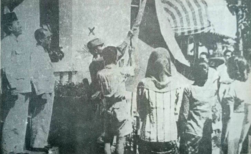 Bendera Merah Putih dikibarkan di tiang bambu pada hari Proklamasi Kemerdekaan. Saat diminta untuk menyiaapkan tiang bendera, anggota Barisan Pelopor bertanya, 