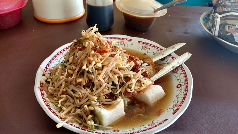 Lontong balap, makanan legendaris dari Surabaya. Foto: Wikimedia.