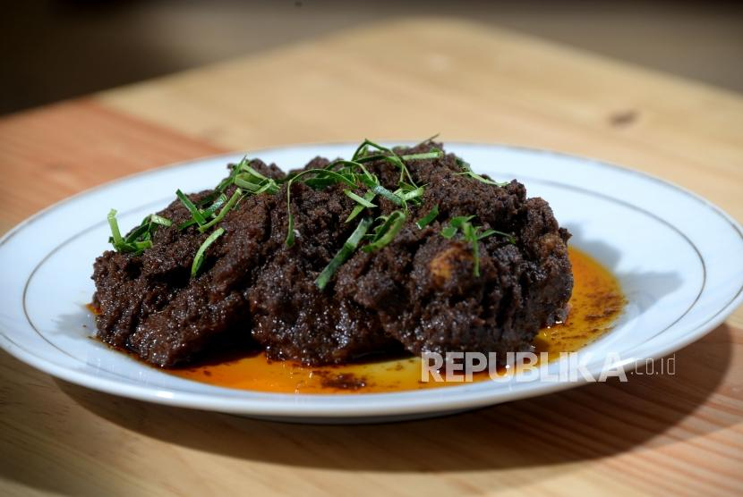 Rendang. Lauk rendang terancam hilang dari daftar menu Rumah Makan Padang menyusul mahalnya daging sapi di pasaran. Foto: Republika.