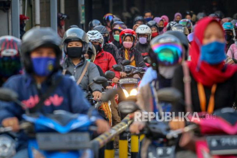 Sejumlah buruh pabrik pulang kerja di kawasan Cikupa, Kabupaten Tangerang, Banten, Jumat (17/4/2020). Foto: Antara Foto