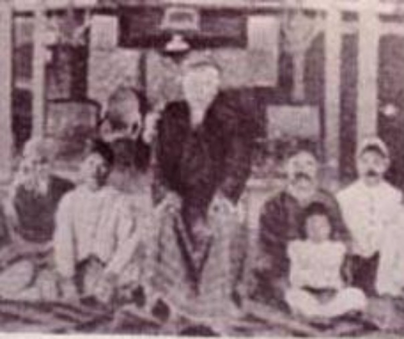 Kiai Sadrach dan para pengikutnya di pendopo rumahnya di Purworejo Selatan.