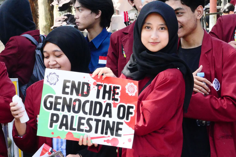 Mahasisa Universitas Muhammadiyah memegang poster di sela aksi Bela Palestina di depan Gedung Sate Bandung, Selasa (7/5/2024).