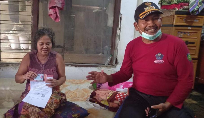 Dua warga Desa Cibeber Kecamatan Sukagumiwang sebagai KPM yang tengah terbaring sakit pertama di di Blok Usar RT 14/ RW 03 bernama Rubiah dan di Blok Telar RT 15/RW 03 bernama Maryuah. (Istimewa)