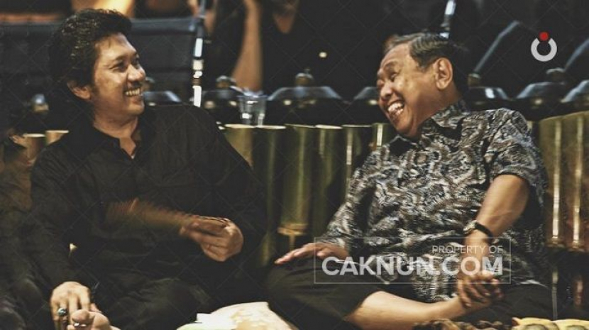 Cak Nun dan Gus Dur. Cak Nun pernah dikerjain Gus Dur yang katanya ingin membantu menjemput Soeharto dari Cendana untuk dibawa ke Masjid Istiqlal mengikuti acara pertobatan usai mundur sebagai presiden. Foto: Tangkapan Layar.