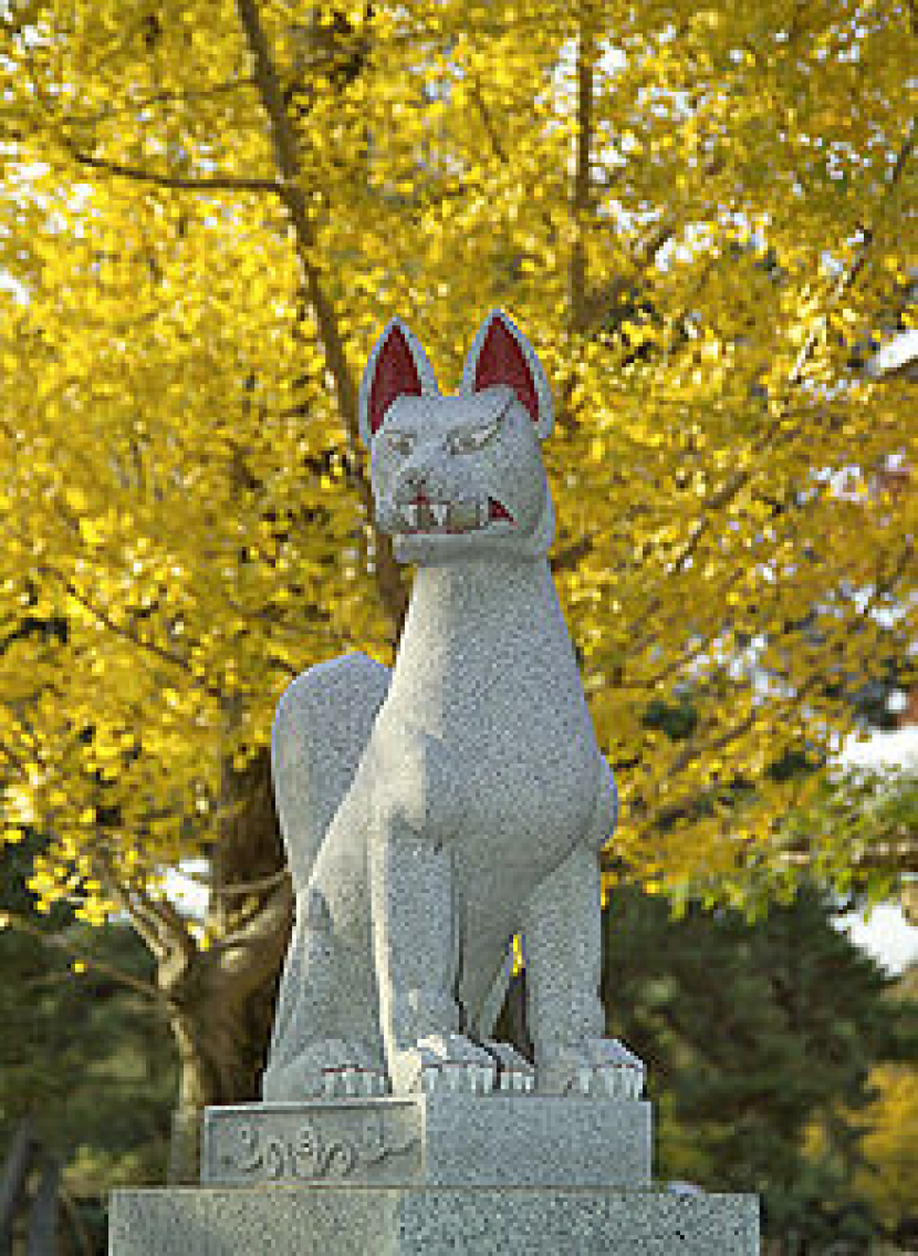 Patung kitsune di Kuil Inari dekat Todaiji, Nara.