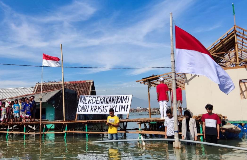 Upacara di lokasi genangan rob di Desa Timbulsloko, Demak, Jawa Tengah, untuk memperingati Proklamasi Kemerdekaan Indonesia. Di upacara ini dibacakan Proklamasi Mimpi-Mimpi Kami (foto: panitia upacara timbulsloko)