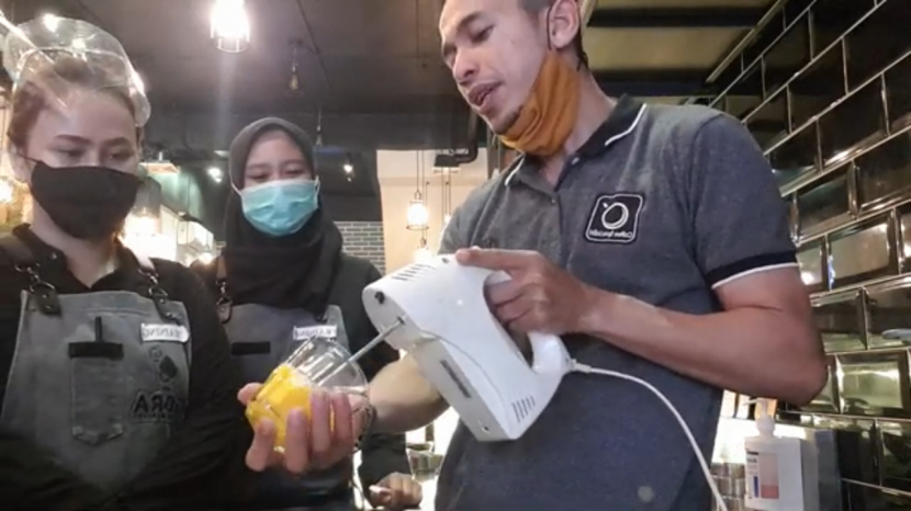 Proses pembuatan kopi telur Aceh. (Sumber: tangkapan layar youtube @GORA COFFEE $ EATERY)