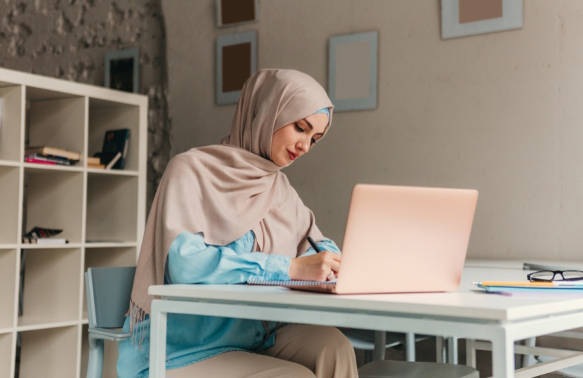 Ilustrasi Muslimah sedang menulis. (Dok marymarkevich via Freepik)