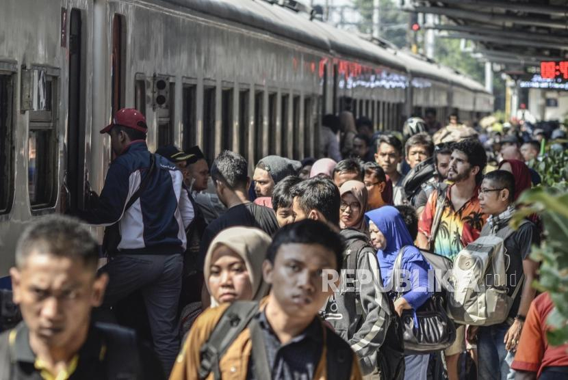 Suasana mudik Lebaran 2021 di Stasiun Pasar Senen, Jakarta.