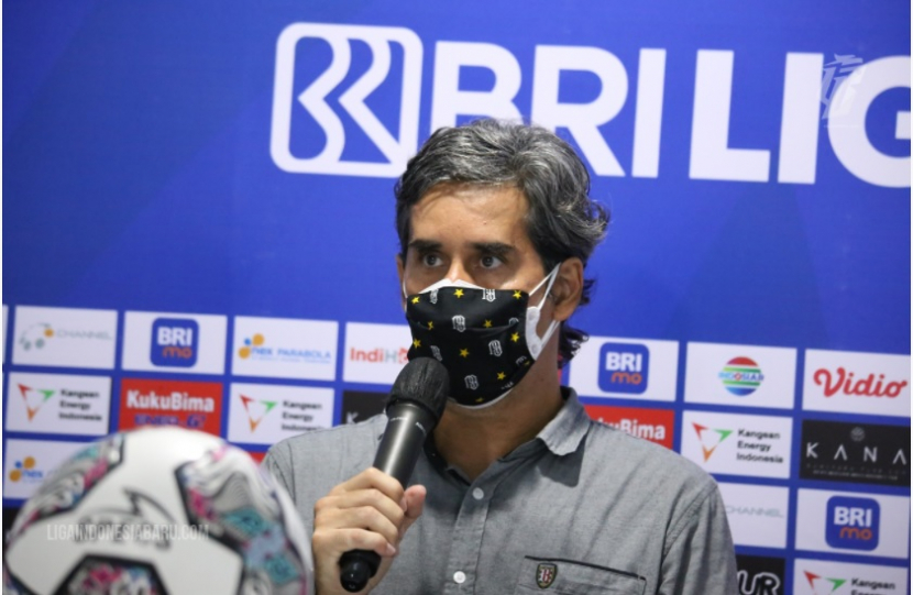 Pelatih Bali United, Stefano 'Teco' Cigurra, menyerukan pemainnya tampil maksimal menghadapi Persebaya Surabaya guna mengunci gelar juara Liga 1 Indonesia 2021/2022. (Ligaindonesiabaru.com)