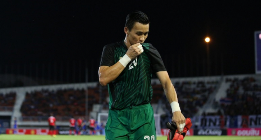 Kiper Thailand, Sinthaweechai 'Kosin' Hathairattanakool, meninggalkan kesan positif di Persib Bandung. (Twitter/@Changsuek_TH)