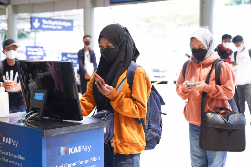 PT KAI masih mewajibkan pelanggan kereta api menggunakan masker saat di stasiun dan di dalam kereta. (Foto: Humas PT KAI)