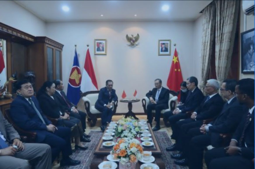 Wakil Menteri Luar Negeri China Deng Li (kanan ujung) duduk disamping Duta Besar RI untuk China Djauhari Oratmangun, didampingi para dubes dari anggota ASEAN. (Dok. KBRI Beijing)