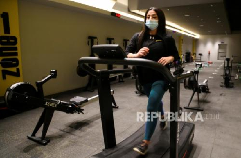 Seorang wanita mengenakan masker pelindung berolahraga di gym setelah pengumuman pelonggaran tindakan penguncian di tengah wabah penyakit virus corona (COVID-19), di Riyadh, Arab Saudi 23 Juni 2020. 7 Cara Jalani Ramadhan dengan Sehat dan Happy. Foto: REUTERS/Ahmed Yosri