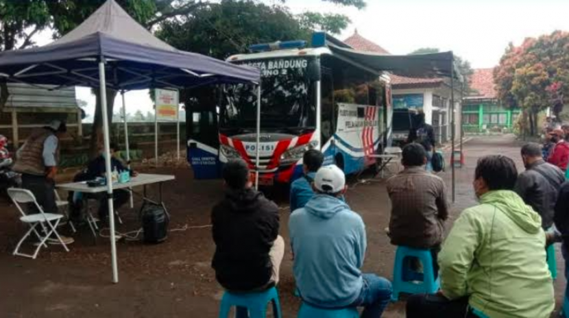 Ilustrasi antrean SIM Keliling di Kota Bandung