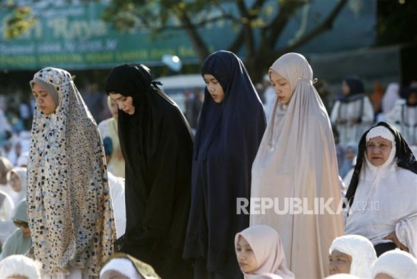 Ilustrasi sholat.Tata Cara Sholat Fardhu Lengkap, Muslim Wajib Tahu. Foto: EPA-EFE/HOTLI SIMANJUNTAK