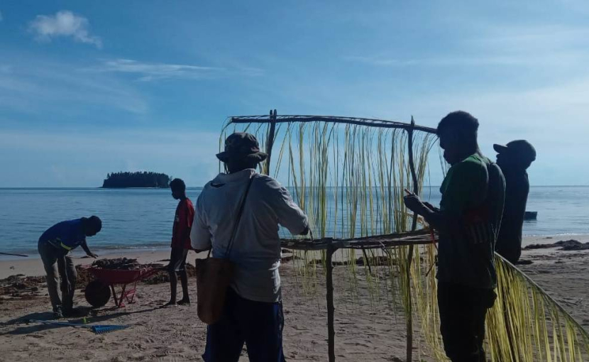 Persiapan buka egek di Malaumkarta pada Juni 2022. Egek merupakan konservasi sumber daya alam berdasarkan hukum adat yang dijalankan oleh masyarakat adat Moi di Malaumkarta, Kabupaten Sorong, Papua Barat Daya (foto: dokumentasi perkumpulan generasi malaumkarta).