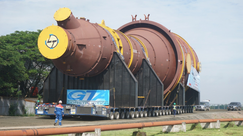 Unit reaktor memiliki diameter 11,5 meter, panjang 41,6 meter, dan berat gross 782 ton dibawa keluar dari Pelabuhan Jeti untuk pengganti reaktor lama di Kilang RU VI Balongan. (Istimewa) 