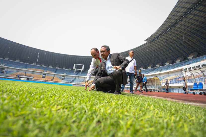 Wali Kota Bandung, Yana Mulayana saat memantau perbaikan  Stadion Gelora Bandung Lautan Api (GBLA)/Humas Pemkot Bandung