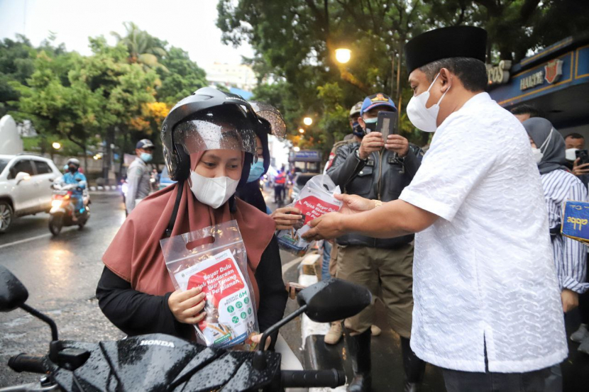 (Plt) Wali Kota Bandung Yana Mulyana, membagikan takjil ke warga yang melintas/Humas Pemkot Bandung