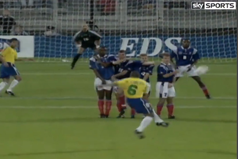 Video Viral Sepak Bola: Tendangan Mustahil Roberto Carlos