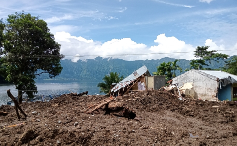 Longsor menimpa jorong-jorong di tepi Danau Maninjau, Nagari Tanjung Sani, Kecamatan Tanjung Raya, Kabupaten Agam, Sumatra Barat.