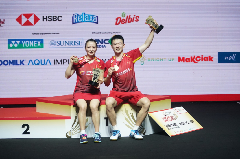 Pasangan ganda campuran Cina, Zheng Siwei/Huang Yaqiong meraih gelar juara Indonesia Open yang ketiga kalinya. Prestasi ini melewati langkah senior-senior mereka.