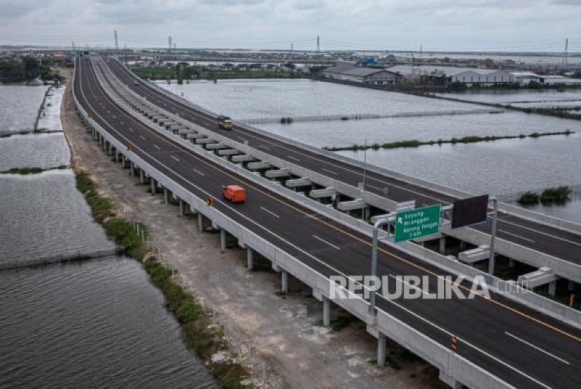 Foto udara sejumlah kendaraan roda empat melaju di Jalan Tol Semarang-Demak Seksi II di Kabupaten Demak, Jawa Tengah, Kamis (22/12/2022). Foto: ANTARA FOTO/Aji Styawan